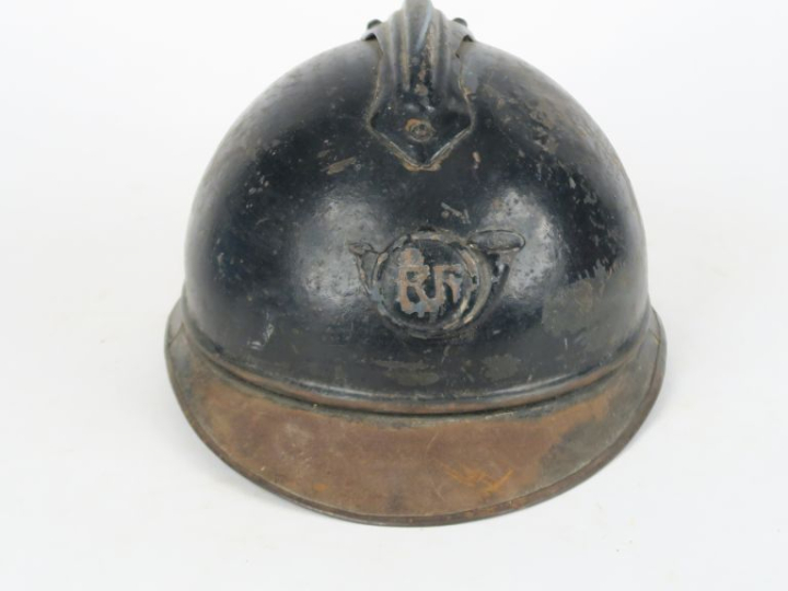 Bombe de casque Adrian modèle 15 de chasseur à pied.  Repeint en noir.