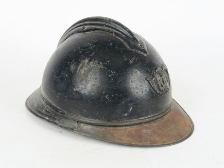 Bombe de casque Adrian modèle 15 de chasseur à pied.  Repeint en noir.