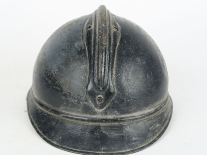 Bombe de casque Adrian modèle 15 de chasseur à pied.  Repeint en noir.