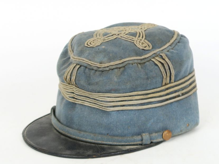 Képi de commandant.  En drap bleu horizon d’officier, à distinctives d