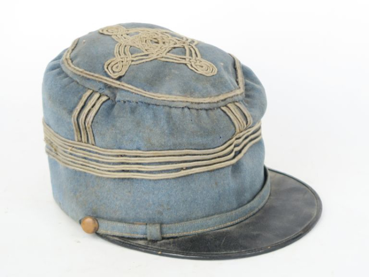 Képi de commandant.  En drap bleu horizon d’officier, à distinctives d