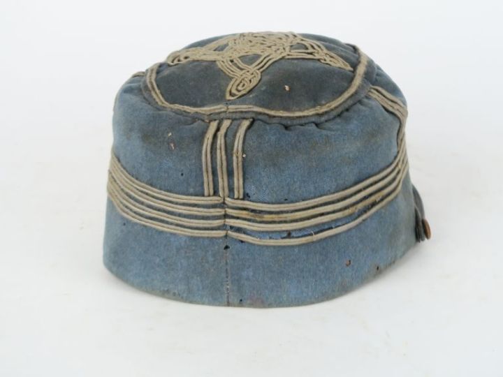 Képi de commandant.  En drap bleu horizon d’officier, à distinctives d