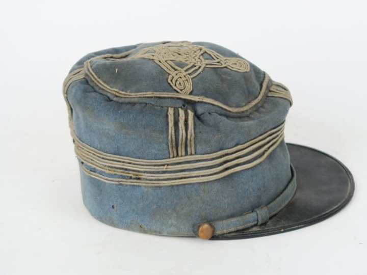 Képi de commandant.  En drap bleu horizon d’officier, à distinctives d
