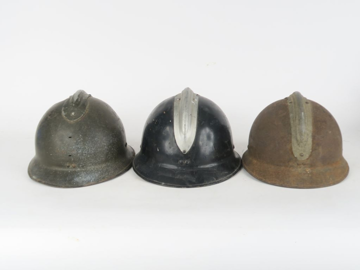 Trois casques Adrian 26 :  a) d’artillerie. Avec coiffe intérieure et 