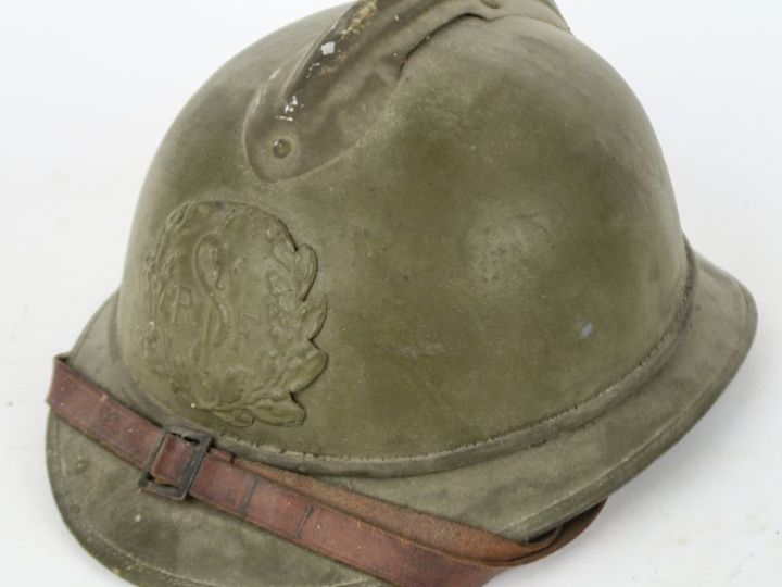 Casque Adrian du commerce du service de Santé.  En liège peint en kaki