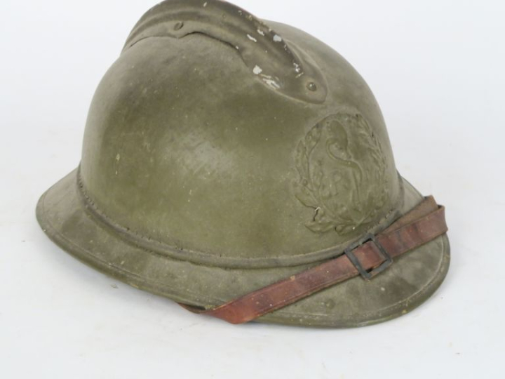 Casque Adrian du commerce du service de Santé.  En liège peint en kaki