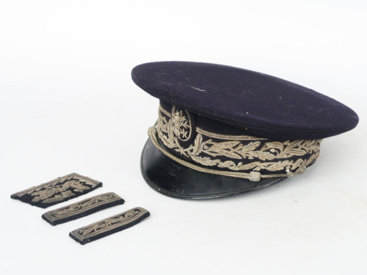 Casquette du corps préfectoral.  En drap noir. Bandeau brodé d’une dou