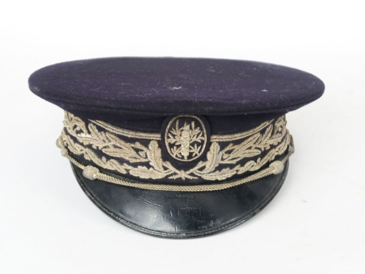 Casquette du corps préfectoral.  En drap noir. Bandeau brodé d’une dou