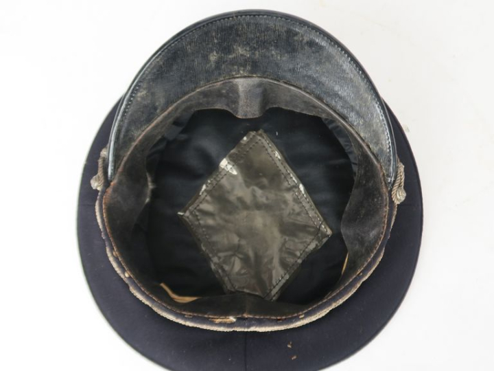 Casquette du corps préfectoral.  En drap noir. Bandeau brodé d’une dou