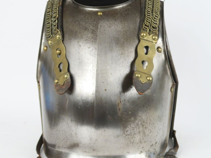 Cuirasse de cuirassier modèle 1825.  En tôle de fer à rivets en laiton