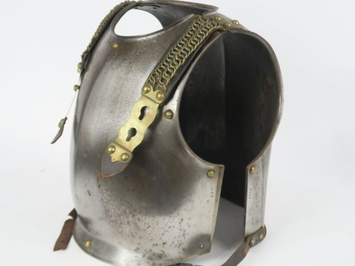 Cuirasse de cuirassier modèle 1825.  En tôle de fer à rivets en laiton