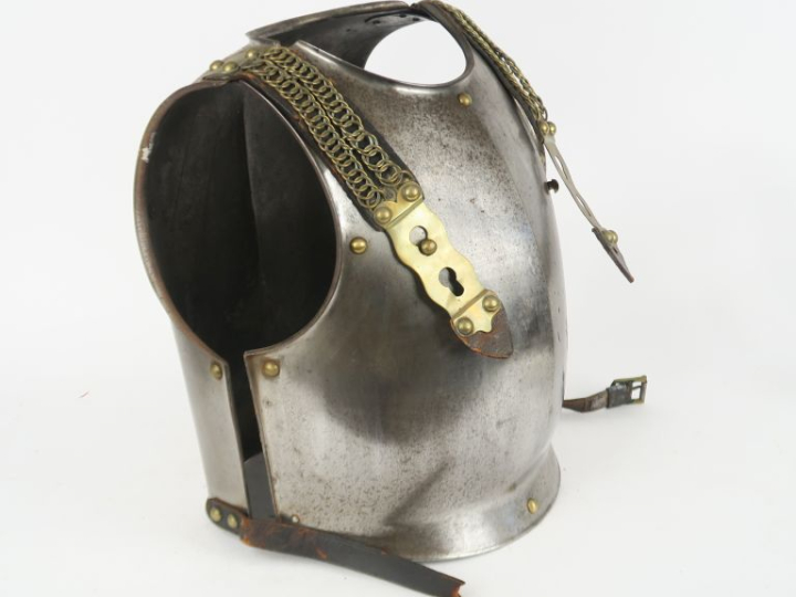 Cuirasse de cuirassier modèle 1825.  En tôle de fer à rivets en laiton