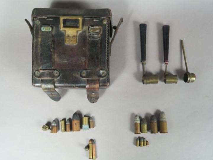 Étui en cuir brun de fabrication Emil BUSCH à Rathenow.  Marqué au fer