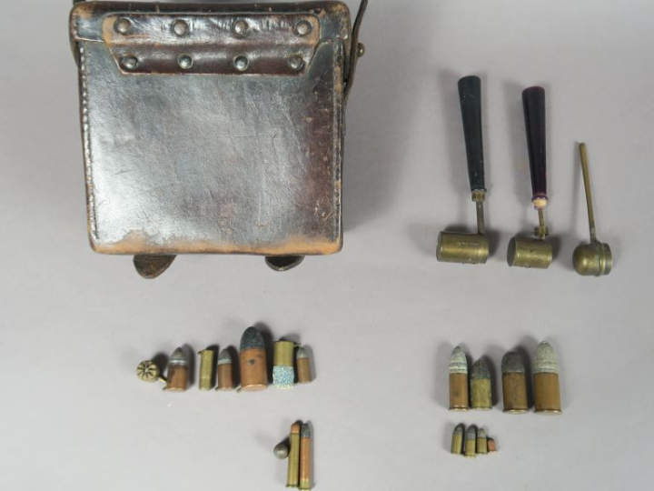 Étui en cuir brun de fabrication Emil BUSCH à Rathenow.  Marqué au fer