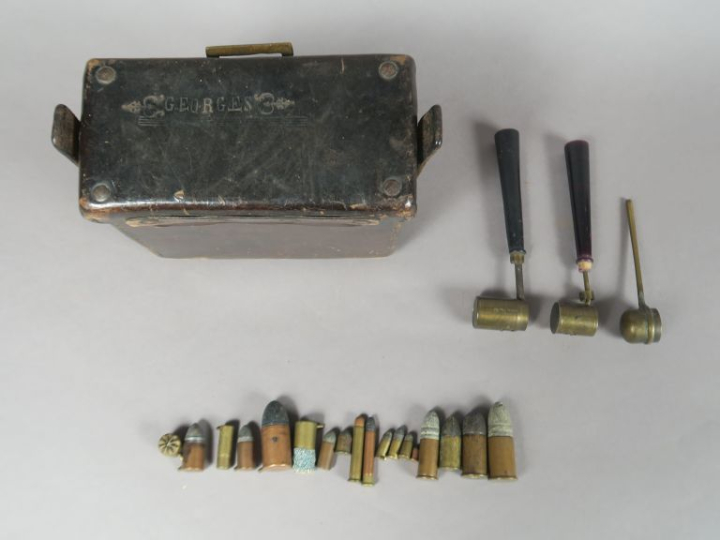 Étui en cuir brun de fabrication Emil BUSCH à Rathenow.  Marqué au fer