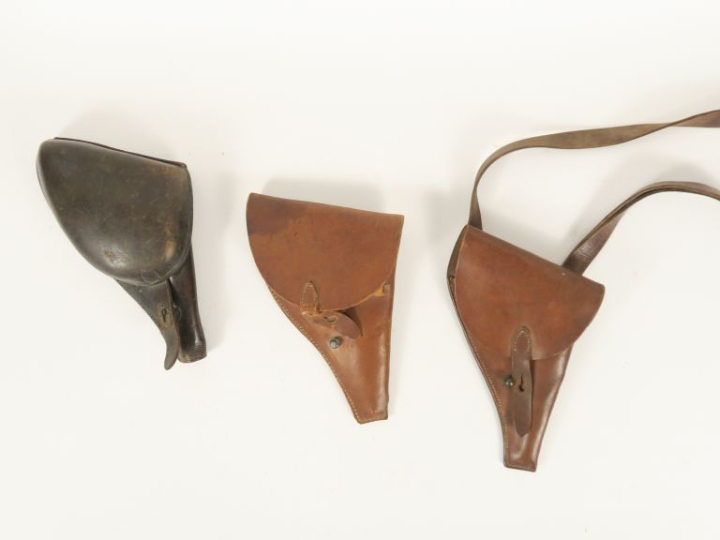 Trois étuis :  -un modèle 1876 en A.B.E. Cuir brun.  -Deux simplifiés 