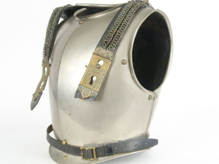 Cuirasse d’officier de fabrication privée. En tôle de fer nickelé à ri