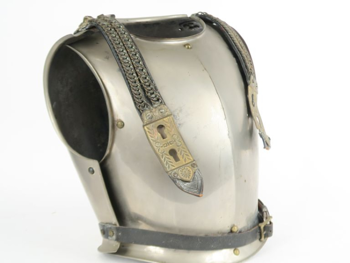 Cuirasse d’officier de fabrication privée. En tôle de fer nickelé à ri