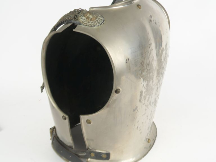 Cuirasse d’officier de fabrication privée. En tôle de fer nickelé à ri