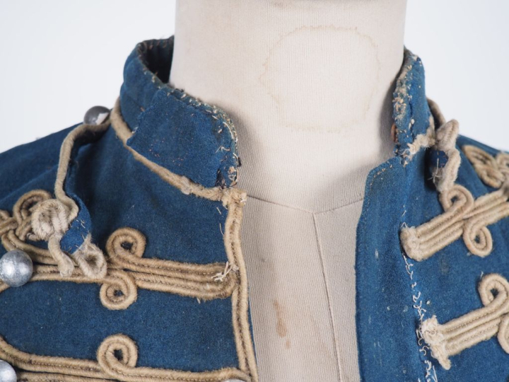 Dolman de hussard.  En drap bleu à brandebourgs. Collet sans numéro.  