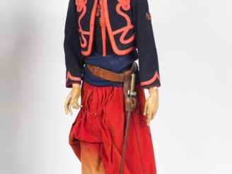 Vente aux enchères Mannequin de zouave comprenant :  -Chechia en drap garance, avec gland