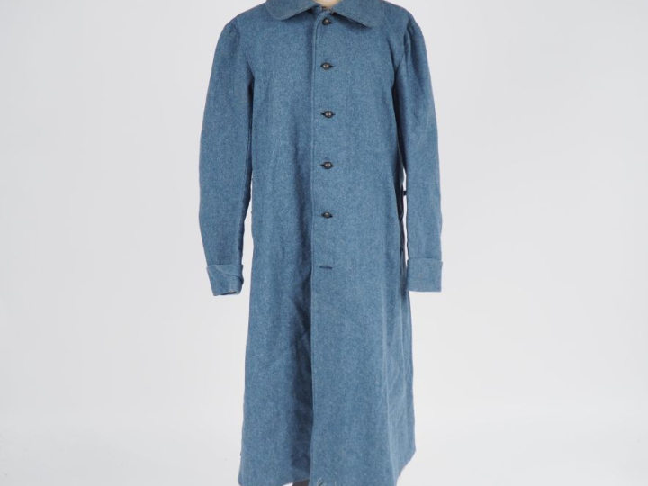 Capote en drap bleu horizon à col renversé, à deux poches diagonales f