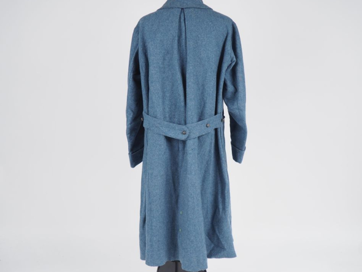 Capote en drap bleu horizon à col renversé, à deux poches diagonales f