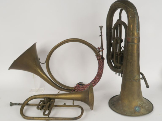 Vente aux enchères Ensemble de trois instruments :  -un tuba en laiton (accidents et manq