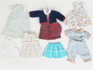 Vente aux enchères Lot de vêtements pour la poupée Rosette, la plupart réalisés par la co