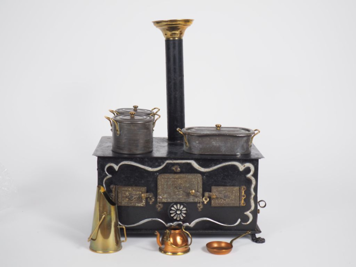 Cuisinière ancienne circa 1900 en tôle avec accessoires de petite tail