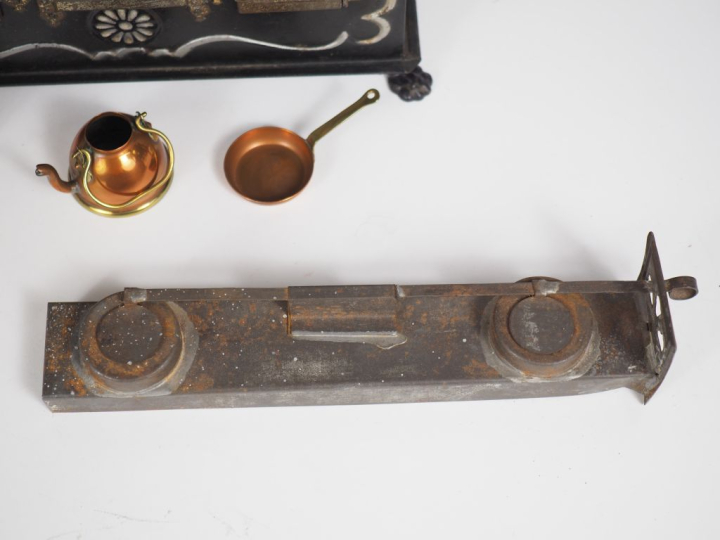 Cuisinière ancienne circa 1900 en tôle avec accessoires de petite tail