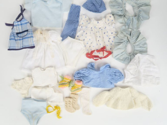 Vente aux enchères Fort lot de vêtements de diverses époques comprenant robes, manteaux, 