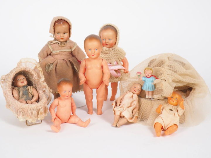 Lot comprenant des bébés miniatures en celluloid ou en composition,   