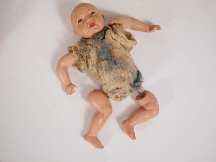Lot comprenant des bébés miniatures en celluloid ou en composition,   