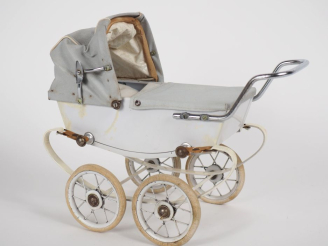 Vente aux enchères Petit landau en tôle et toile enduite des années 50 de marque Doucet e