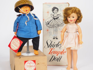 Vente aux enchères Lot de 2 poupées en boîte d'origine dont Michae Lee poupée chinoise en