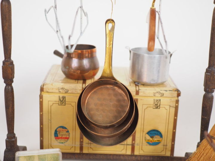 Lot d’accessoires de salle-à-manger de poupées Bleuette de diverses ép