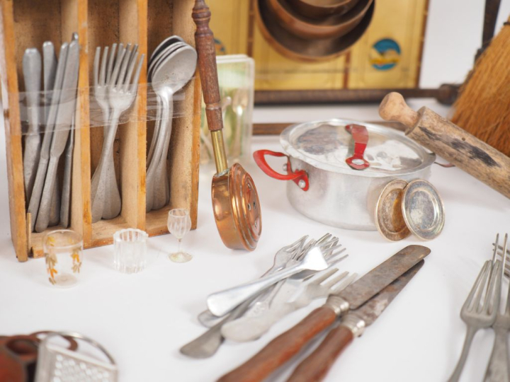 Lot d’accessoires de salle-à-manger de poupées Bleuette de diverses ép