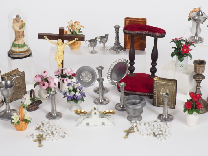 Église et chapelle : partie de jeux de messe miniature, petit Joseph s