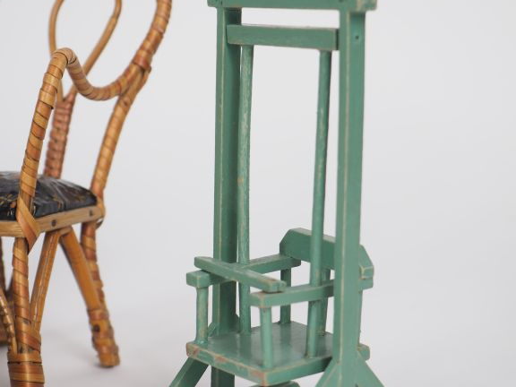 Lot comprenant du mobilier divers dont 2 petits fauteuils cannés taill