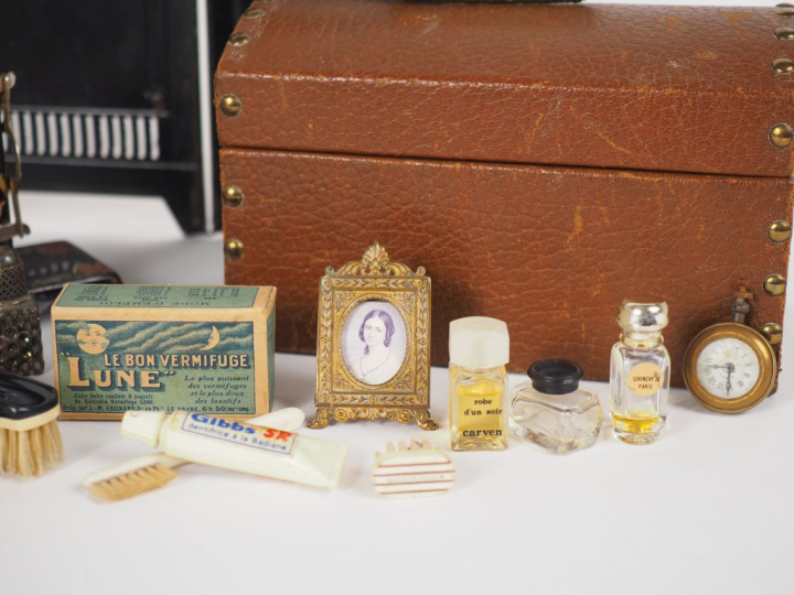 Lot d'accessoires pour poupées Bleuette et poupées divers, comprenant 