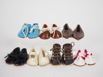 Vente aux enchères Lot de chaussures pour poupées de Modes et Travaux dont Françoise, Mar
