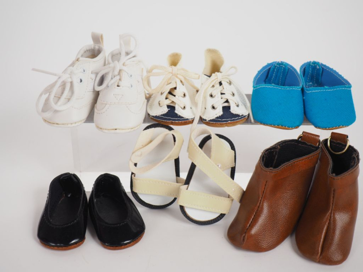 Lot de chaussures pour poupées de Modes et Travaux dont Françoise, Mar