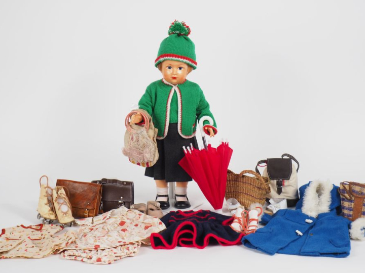 Très important lot de vêtements pour poupées de Modes et Travaux compr