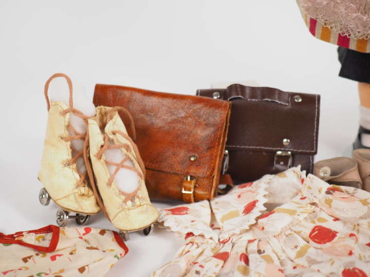 Très important lot de vêtements pour poupées de Modes et Travaux compr