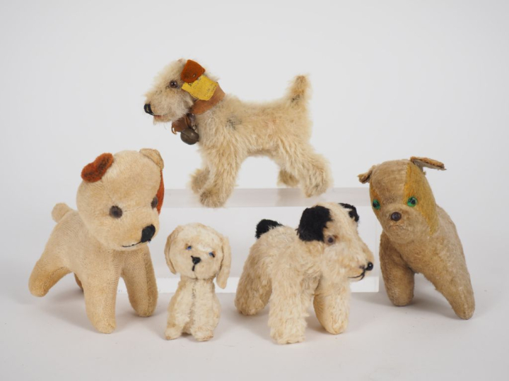 Lot de chiens en peluche en état d’usage de petites tailles, dont  fox