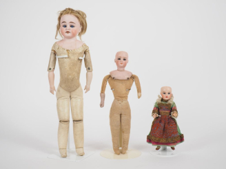 Vente aux enchères 2 poupées dont : mignonette unis France corps compo, tête buste S/H 10