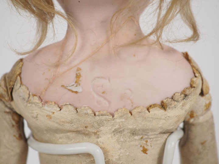 2 poupées dont : mignonette unis France corps compo, tête buste S/H 10