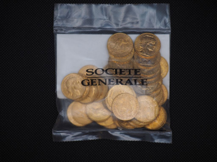 50 pièces de 20 Francs or (dates visibles 1912, 1906) Dans un sachet s