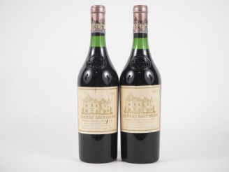 Vente aux enchères 2 BOUTEILLES CHÂTEAU HAUT BRION 1er GCC GRAVES - 1967 - 2 CM/2,4 CM/1 